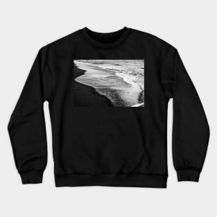 Black White Noir Ocean Tide Waves on Sandy Beach Crewneck Sweatshirt